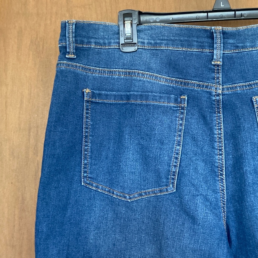 Gloria Vanderbilt Amanda Bermuda with built in slimming panel with stretch 18 - Picture 11 of 17